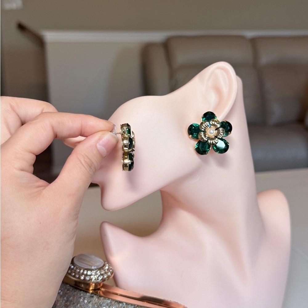 ⚜️ Elegant Green and Gold Floral Earrings - Picture 5 of 9
